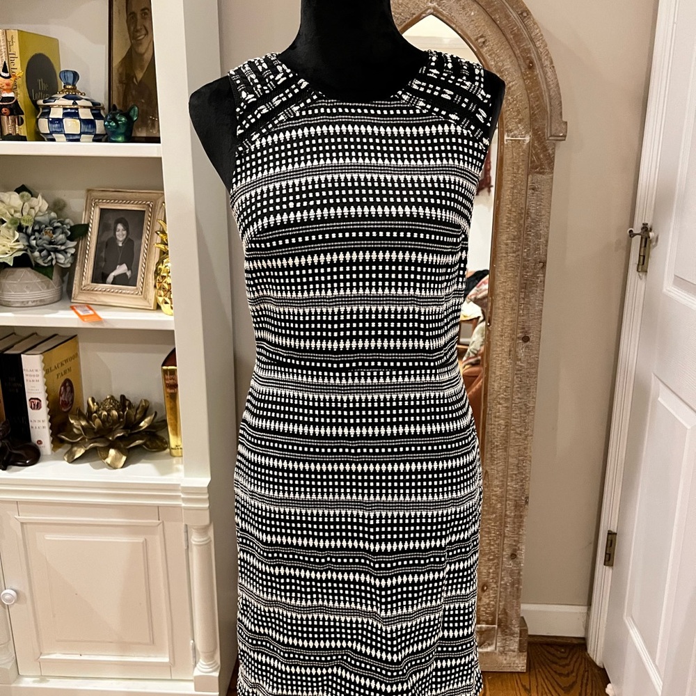 Banana Republic black and white print sleeveless sheath dress. Size 4.